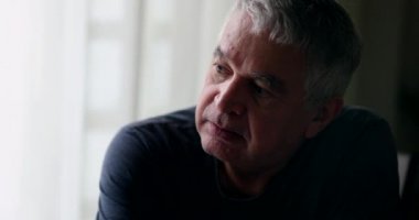 Düşünceli, yaşlı bir adamın düşüncesi. Düşünceli orta yaşlı kişi.