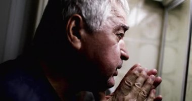 Buruşuk endişeli yaşlı adam, ciddi depresyon