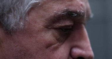 Kıdemli adam buruşuk gözlü. Daha yaşlı birinin yüzünü yakından çek