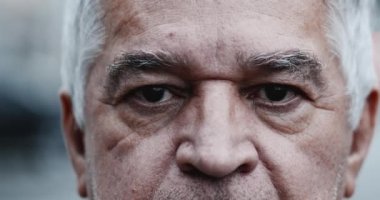 Ciddi orta yaşlı buruşuk erkek gözleri yakın plan.