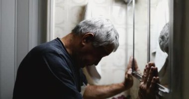 Yaşlı adam kederli, umutsuz zamanlarda depresyonda.