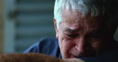 Bunalımlı son sınıf öğrencisi umutsuz zamanlarda umutla başını kaldırıyor.