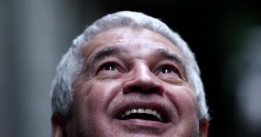 Ruhsal olarak yaşlı bir adam gökyüzüne bakıp gülümsüyor ve Tanrı 'nın varlığını hissediyor.