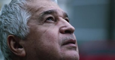 Umut dolu yaşlı adam inanç ve inançla gözlerini kapayıp gökyüzüne açıyor.