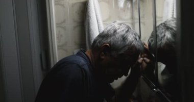 Çaresiz son sınıf öğrencisi. Banyo aynasına yaslanmış hastalıktan muzdarip.