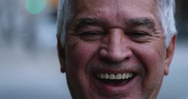 Mutlu yaşlı adam gülüşü