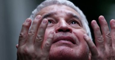 Ruhsal olarak yaşlı bir adam gökyüzüne bakıp gülümsüyor ve Tanrı 'nın varlığını hissediyor.