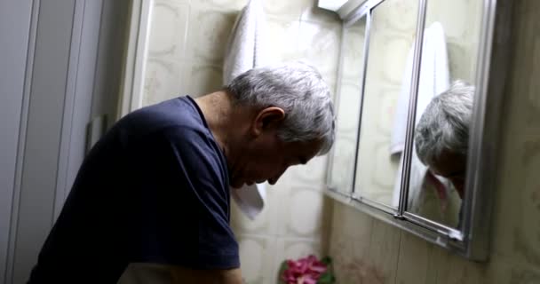 Στρεσαρισμένος Γέρος Μπροστά Στον Καθρέφτη Του Μπάνιου Κρίση Μέσης Ηλικίας — Αρχείο Βίντεο