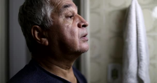 Een Gestresste Oude Man Voor Badkamerspiegel Crisis Van Middelbare Leeftijd — Stockvideo