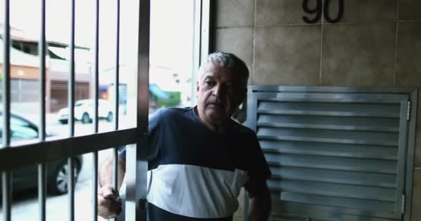 Yaşlı Adam Eve Geliyor Metal Garaj Kapısı Sürgülü Eve Son — Stok video