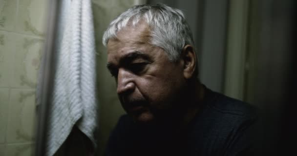 鏡の前で恐ろしい落ち込んでる老人 — ストック動画