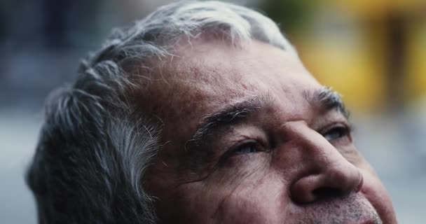 Alter Mann Schließt Die Augen Meditation Und Kontemplation — Stockvideo