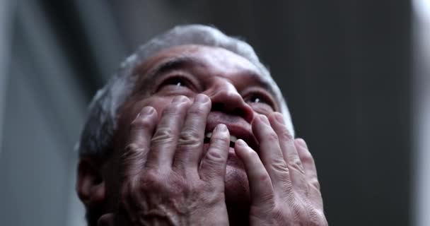 Ruhsal Olarak Yaşlı Bir Adam Tanrı Nın Varlığını Hisseder Dua — Stok video
