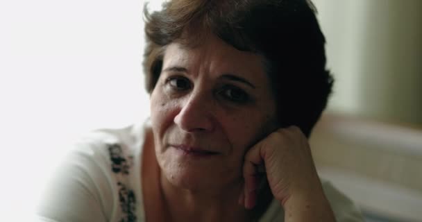 Mujer Mayor Mediana Edad Retrato Mirando Cámara — Vídeos de Stock