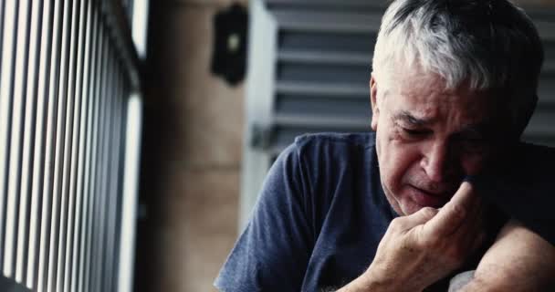 Verzweifelter Alter Mann Weint Senior Wischt Sich Tränen Der Krise — Stockvideo