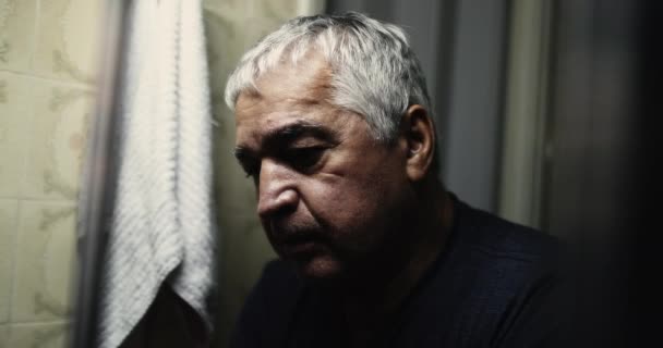 Старик Кризисе Отчаянный Депрессивный Старший — стоковое видео
