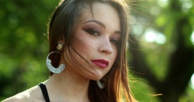 Açık hava parkında poz veren düşünceli genç bir kız. Düşünceli genç bir kadın portresinin dışında.