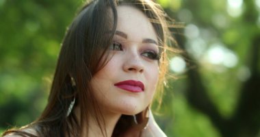 Açık hava parkında kendine güvenen genç bir kadın portresi. 20 'li yaşlarda düşünceli bir genç kız.