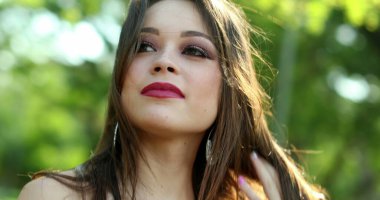 Açık hava parkında kendine güvenen genç bir kadın portresi. 20 'li yaşlarda düşünceli bir genç kız.