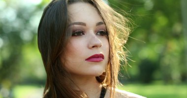 Açık hava parkında kendine güvenen genç bir kadın portresi. 20 'li yaşlarda düşünceli bir genç kız.