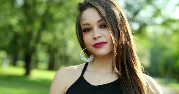 Besinnliches Junges Millennial Mädchen Posiert Outdoor Park Nachdenkliche Junge Frau — Stockfoto