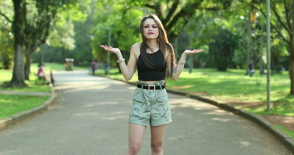 Ahnungslose Junge Frau Ihren Zwanzigern Park Verwirrtes Zweifelhaftes Ratloses Mädchen — Stockfoto