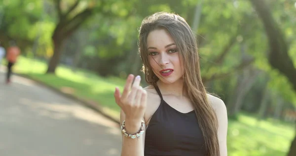 手で人を歓迎し 招待魅力的な若い女性 — ストック写真