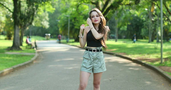 Mujer Joven Atractiva Sus Años Pie Naturaleza Parque Aire Libre — Foto de Stock