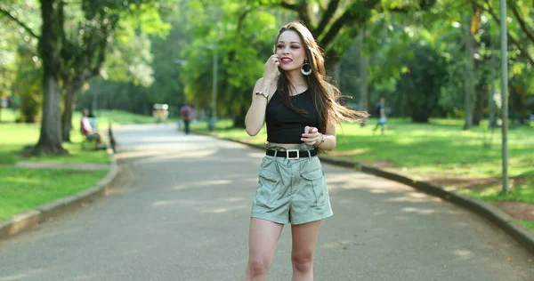 Mujer Joven Atractiva Sus Años Pie Naturaleza Parque Aire Libre — Foto de Stock