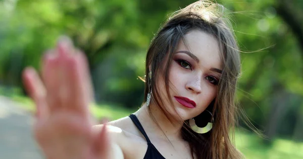 Atractiva Mujer Joven Bloqueando Con Mano Haciendo Gesto Con Dedo —  Fotos de Stock