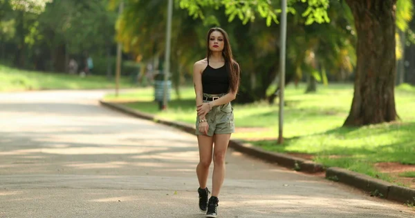 Mulher Bonita Atraente Andando Parque Livre — Fotografia de Stock
