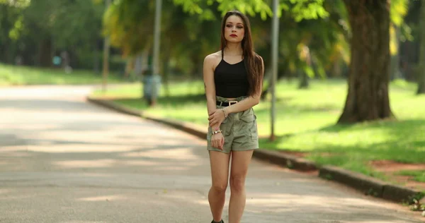 Atractiva Mujer Bastante Joven Caminando Parque Aire Libre —  Fotos de Stock