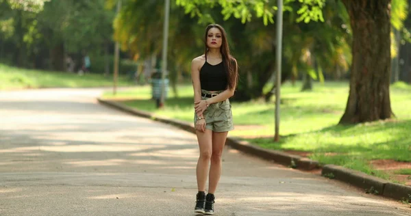 屋外公園を歩く魅力的なかなり若い女性 — ストック写真