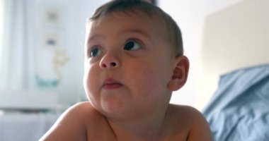 Yatakta yatan sevimli bebek portresi, tapılası erkek bebek.