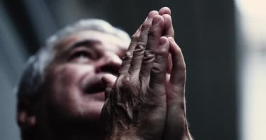 Dramatik, ciddi, yaşlı adam Tanrı 'ya dua ediyor.
