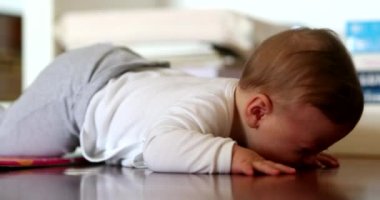 Yerde yatan bebek ağlamaya başlar. Kızgın küçük çocuk.