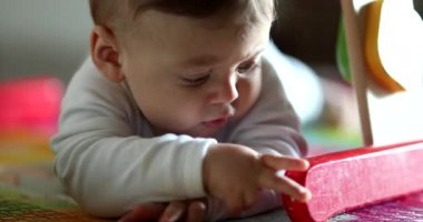 Bebek içeride oyuncaklarla oynuyor. Kreşteki sevimli çocuk.