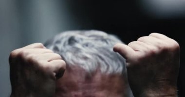 Dramatik depresif yaşlı adam acı içinde. 60 yaşında zihinsel sıkıntı çeken bir adam.