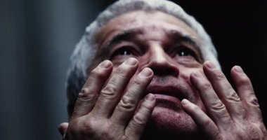 Dramatik insan yardım istemek için elini havaya kaldırıyor.