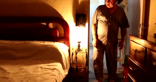Γέρος Ξαπλώνει Στο Κρεβάτι Και Σβήνει Λάμπα — Αρχείο Βίντεο