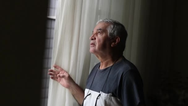Старший Чоловік Стоїть Біля Вікна Дивлячись Надворі — стокове відео