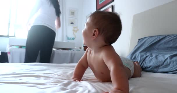 Schattig Baby Portret Liggend Bed Schattige Baby Jongen — Stockvideo