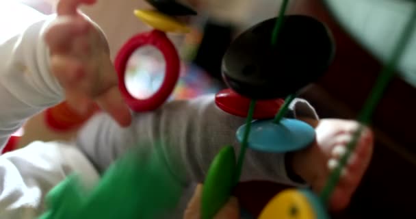 Babyhände Berühren Hängespielzeug Kleinkind Handspielzeug Nahaufnahme Aktivität — Stockvideo