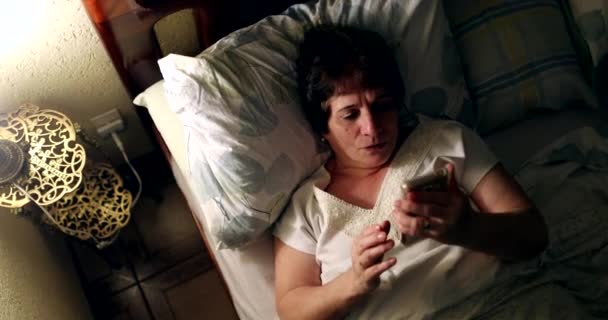 Femeie Așezată Pat Uitându Ecranul Telefonului Mobil Vedere Sus — Videoclip de stoc