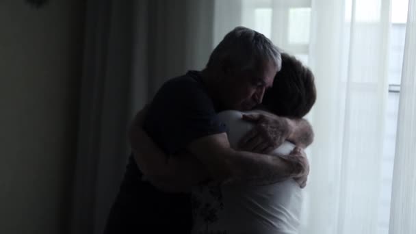 Μεγαλύτερο Ζευγάρι Αγκαλιάζονται Σχέση Φροντίδας Και Υποστήριξης Ηλικιωμένων — Αρχείο Βίντεο