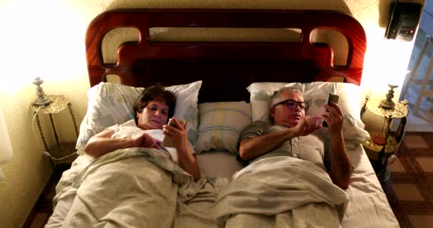 Ouder Getrouwd Stel Bed Met Behulp Van Smartphones Bovenaanzicht — Stockvideo