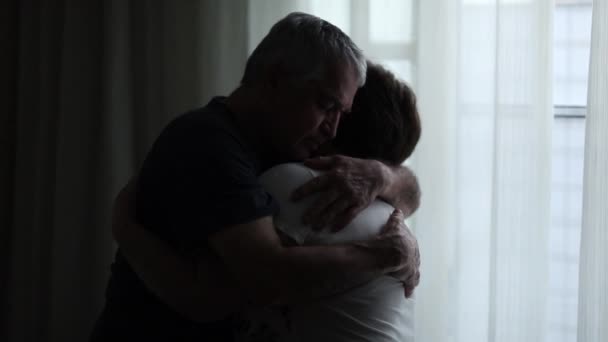 Ηλικιωμένα Ζευγάρια Νοιάζονται Και Αγκαλιάζονται Ηλικιωμένοι Αγαπούν Και Υποστηρίζουν Αγκαλιάζοντας — Αρχείο Βίντεο