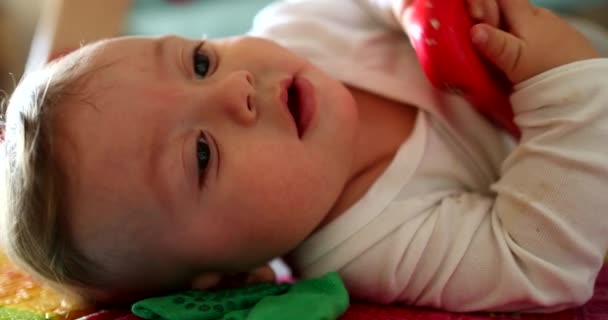 Lindo Bebé Acostado Suelo Jugando Con Juguetes — Vídeo de stock