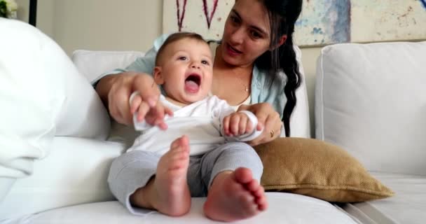 Authentische Mutter Und Kleiner Sohn Spielen Zusammen Verspielte Mutter Und — Stockvideo