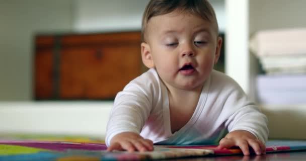 Niedliches Baby Auf Dem Boden Liegend Berührt Spielteppich — Stockvideo